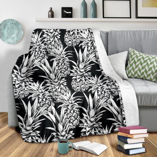 Black And White Pineapple Pattern Print Design Fleece Blanket - Image 3